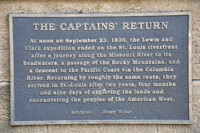 sign - explaining the statue below