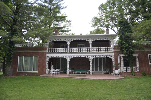 a very attractive building at Cedarhurst Center for the Arts