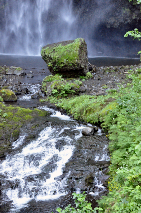 stone covered with moss at the bottom of?the lower section of Multnomah Falls