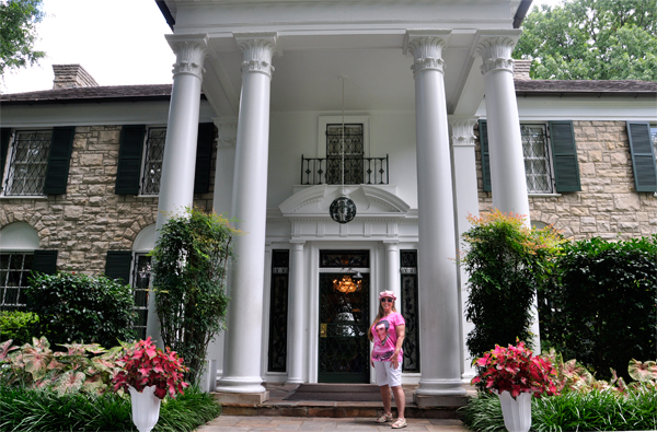 Karen Duquette in front of Elvis'  Graceland