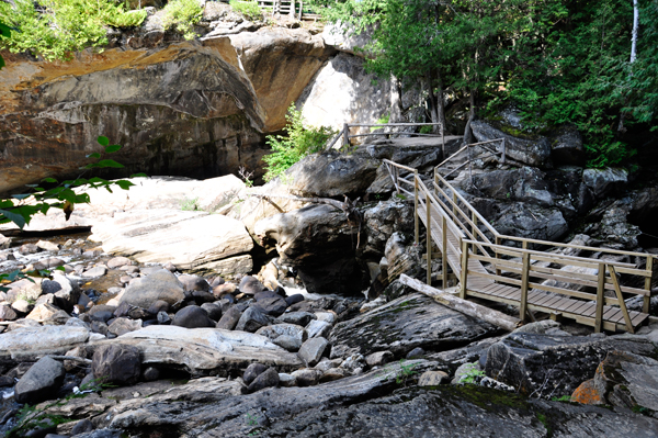 The path to the Arch Rock and Noisy Cave