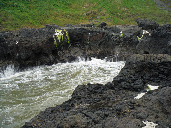 ocean wves crashing