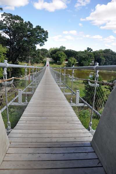 Souris swinging bridge