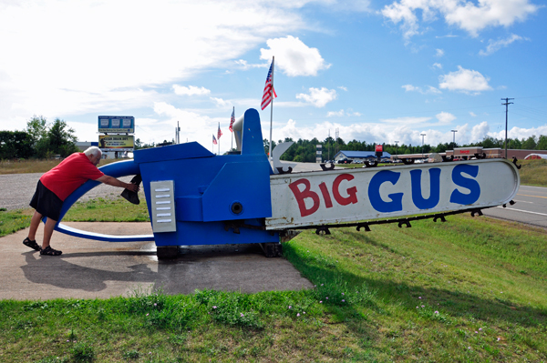 Lee Duquette using the largest working chainsaw in the world
