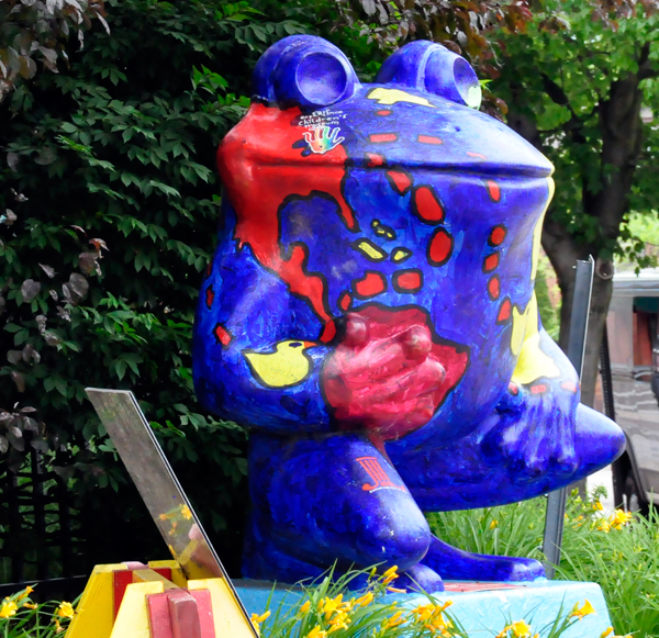 frog statue
