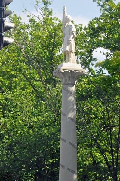 statue