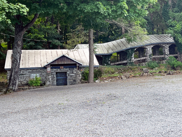 Endless Caverns entrance