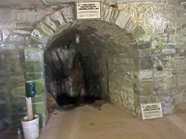 Entry to Endless Caverns
