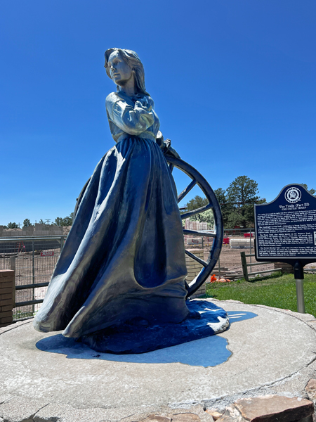 statue