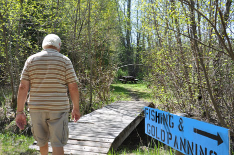 Lee on the bridge