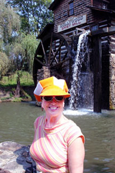 Karen Duquette in Dollywood