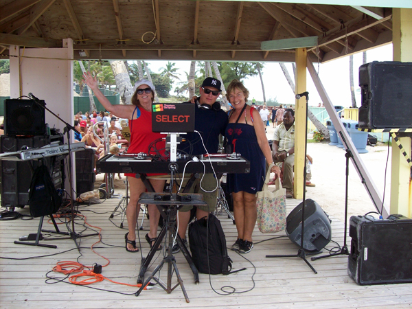 Karen Duquette and Janice Mackay with the musician